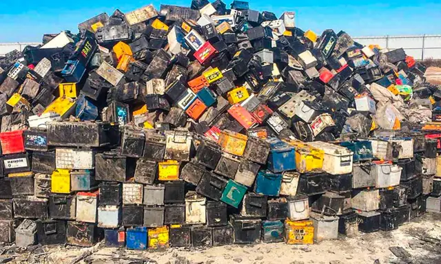 Un'enorme discarica di batterie per auto, un promemoria che le batterie delle auto elettriche inquinano.