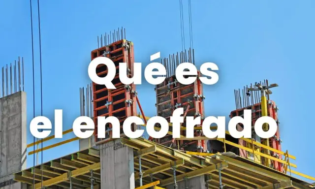 Estructura de encofrado naranja y amarilla en obra, lista para ver qué es encofrado en construcción.