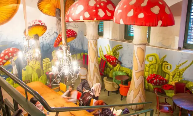 Un lugar mágico con decoración de setas gigantes, ideal para restaurantes para ir con niños en Barcelona.