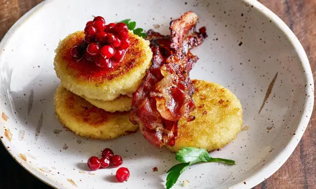 Gyllene potatisbullar med lingon och knaperstekt bacon. Ett klassiskt svenskt potatisbullar recept som passar perfekt till helgfrukosten.