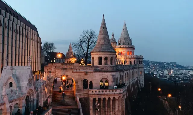 Budapeszt czy warto? Zdecydowanie tak! Widok na zamek i miasto nocą zapiera dech w piersiach.