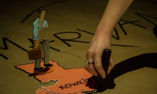 Une main appose un tampon sur la carte du Koweït, où un homme en carton, valise à la main, semble prêt à partir. Tout part à volo.