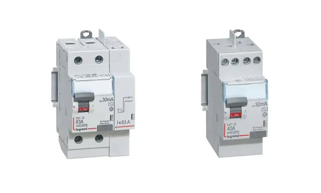 Deux interrupteurs différentiels Legrand DX3-ID, l'un de 40A et l'autre de 63A, avec une sensibilité de 30mA.