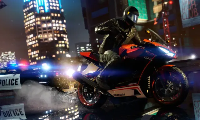 Motocyklista w kasku ucieka przed policją w nocnym mieście. To scena jak z najlepszych modów do GTA 5, pełna akcji i neonów.