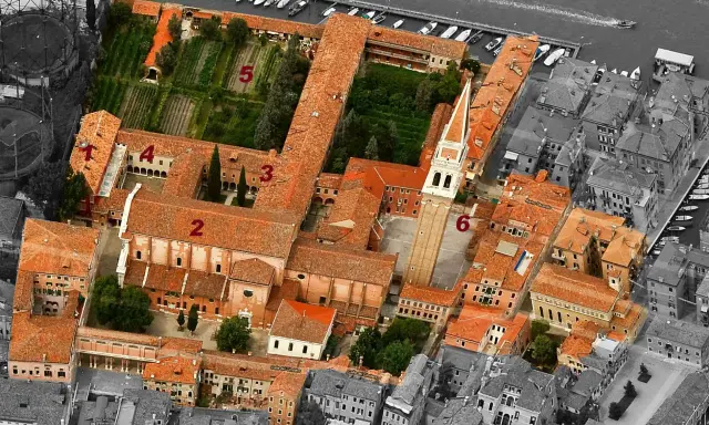 Vue aérienne du complexe de San Francesco della Vigna à Venise, avec ses cours, son jardin et son campanile.