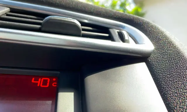El display del coche marca 40°C. ¡Qué calor hace hoy!