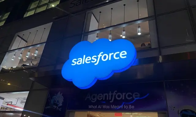 Nocą świeci niebieska chmura z logo Salesforce. To miejsce, gdzie szukamy inspiracji do pracy i rozwoju kariery w branży technologicznej.