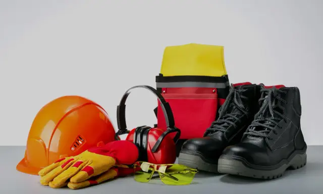 Casco naranja, guantes amarillos, gafas de sol, protectores auditivos, botas negras y un bolso de herramientas. ¡No olvides revisar la caducidad de tus epis!