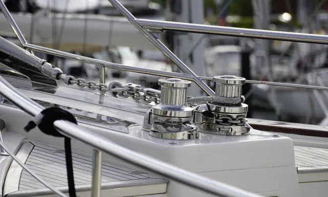 Deux winches chromés sur un bateau, prêts à hisser la chaîne de l'ancre. Le schema guindeau est bien visible.
