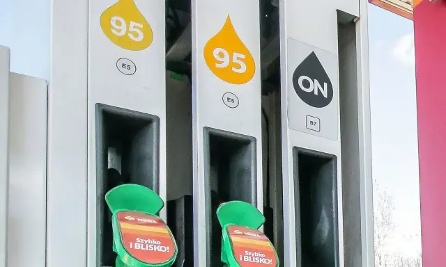 Stacja paliw z dystrybutorami 95 i ON. Dowiedz się, jak zatankować auto, wybierając odpowiednie paliwo.
