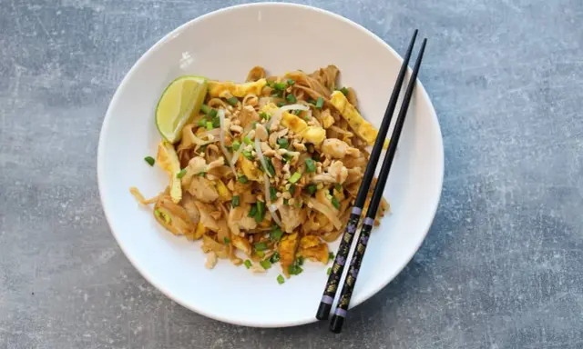 Pyszny pad thai przepis z kurczakiem, jajkiem, orzeszkami i limonką. Idealny na szybki obiad.