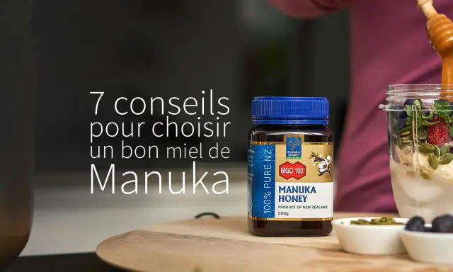 Un pot de miel de Manuka MGO 100+ à côté d'un smoothie aux fruits. Découvrez les miel de manuka bienfaits pour votre santé.