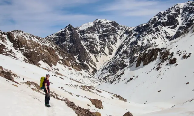 Wspinaczka na Toubkal wymaga ostrożności. Śnieg i skały tworzą malowniczy, ale wymagający krajobraz.