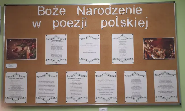 Boże Narodzenie w poezji polskiej. Obraz przedstawia tablicę z wierszami i ilustracjami, nawiązującymi do świąt. To jak bajka sanah, pełna wzruszeń i pięknych słów.