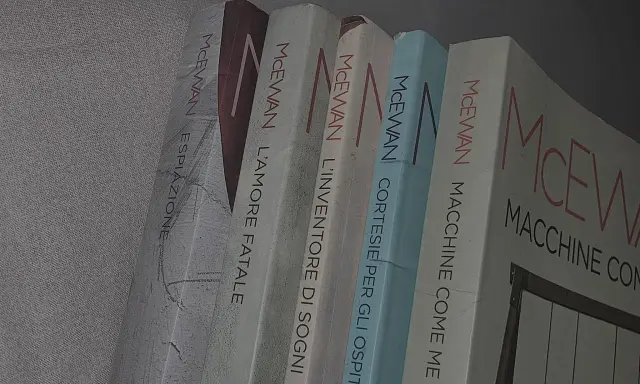 I **ian mcewan migliori libri** in italiano: "Espiazione", "L'amore fatale", "L'inventore di sogni", "Cortesi per gli ospiti", "Macchine come me".