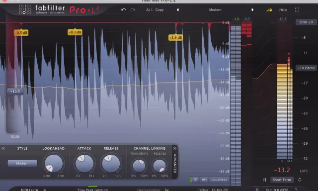 Interface du FabFilter Pro-L 2 pour maîtriser un son. Graphiques d'ondes audio et réglages de limiteur.