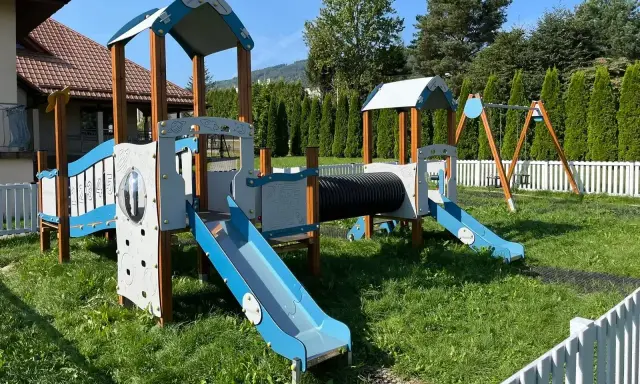 Kolorowy plac zabaw z tunelem i zjeżdżalniami. Czy taki plac zabaw wymaga pozwolenia na budowę?