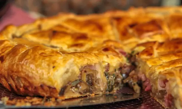 Une tourte dorée, garnie de champignons et de lardons, un délice de la saumur cuisine.