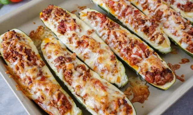 Gefüllte Zucchini-Hälften mit Hackfleisch und Käse überbacken – ein Beweis für die besten Zucchini Rezepte.