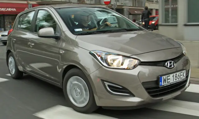 Brązowy Hyundai i20 na drodze. Kiedy wymiana łańcucha rozrządu w tym modelu? Zapytaj mechanika.