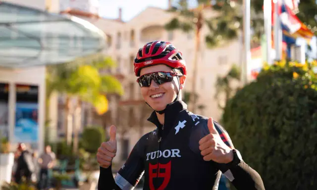 Marco Brenner, Radsportler im Tudor-Trikot, gibt Daumen hoch.
