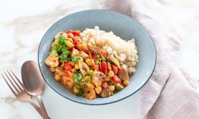 Herzhaftes Gericht mit Kichererbsen, Pilzen und Tomaten, serviert mit Reis. Perfekt für proteinreiche Rezepte.