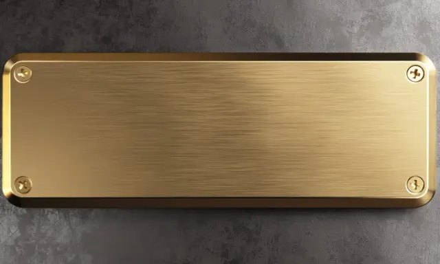 Plaque en laiton brossé, prête pour une gravure ou un nettoyage avec du bicarbonate de soude pour lui redonner son éclat.