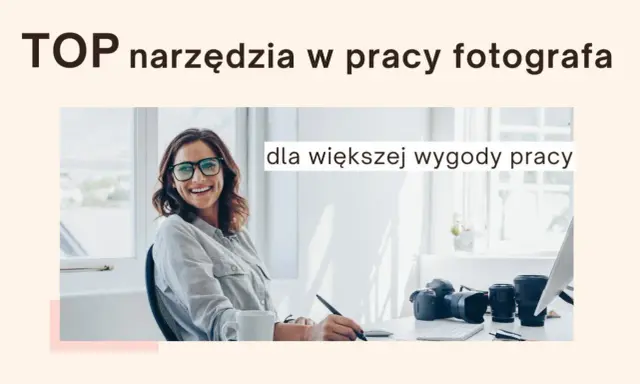 Uśmiechnięta fotografka przy biurku z aparatem i obiektywami. Odkryj najlepsze aplikacje dla fotografów, które ułatwią Ci pracę.