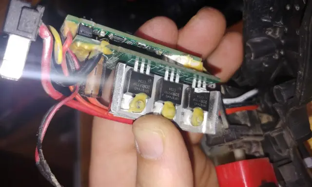 Naprawa wkrętarki Parkside: widok na płytkę drukowaną z trzema tranzystorami MOSFET i okablowaniem.