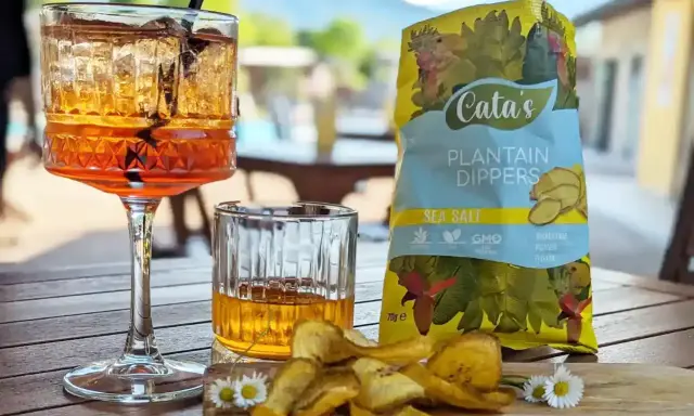 Ein Aperitif mit Plantain-Chips von Cata's. Perfekt, um den Abend einzuläuten.