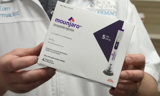 Farmaceuta pokazuje opakowanie Mounjaro, leku na otyłość. Zawiera cztery jednodawkowe peny do wstrzykiwań.