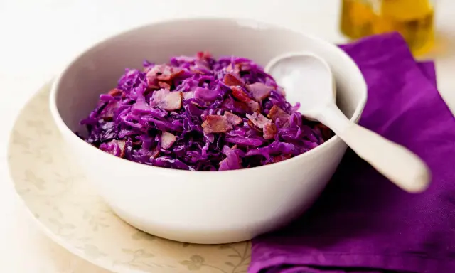 Repollo morado con tocino, ideal para recetas de repollo para niños. Un plato colorido y sabroso.