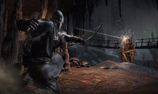 Un guerrero con armadura dispara una flecha a un monstruo en una cueva oscura. ¿Cumplen los requisitos de Dark Souls 3?