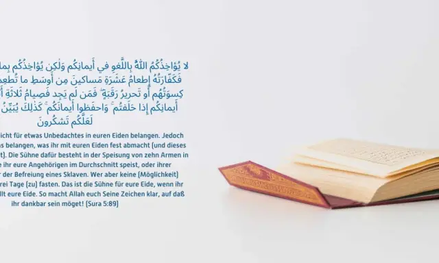 Ein aufgeschlagenes Buch mit arabischer Schrift und deutscher Übersetzung. Es beschreibt die Sühne für gebrochene Eide, einschließlich der Möglichkeit, krank zu fasten.