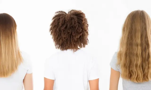 Drei Frauen von hinten: glattes, gefärbtes Haar; lockiges Haar mit hoher Porosität; welliges, blondes Haar.