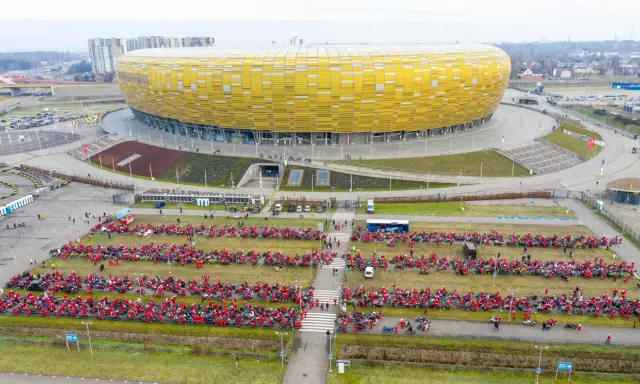 Tysiące motocyklistów w strojach Świętego Mikołaja zlotuje pod PGE Areną, jednym z największych stadionów w Polsce.