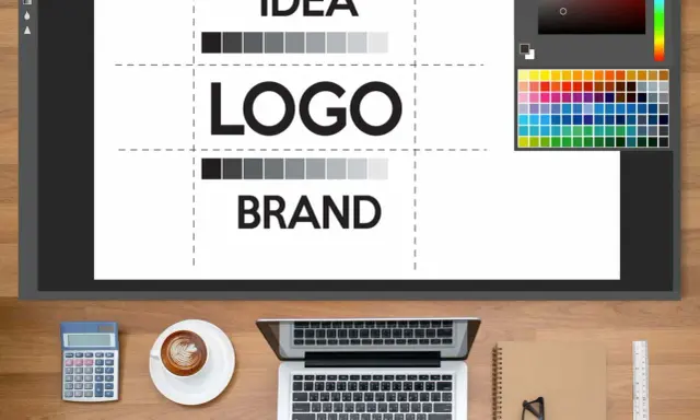 Schizzo di un logo e brand, con palette colori e strumenti di design. Perfetto per consulenza moda.