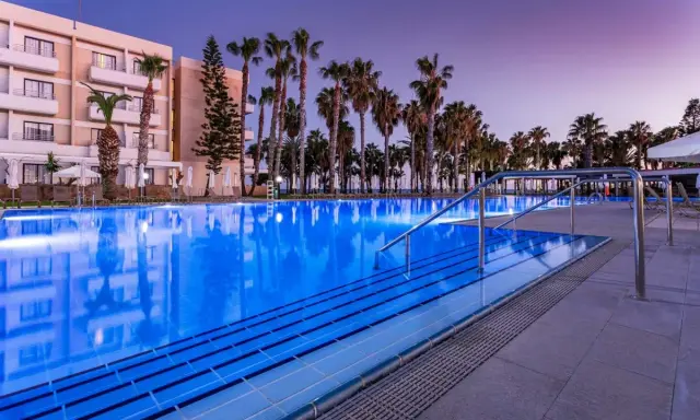 Basen hotelowy Louis Phaethon Beach, otoczony palmami, zaprasza na relaks. Wiele pozytywnych louis phaethon beach opinie potwierdza jego urok.