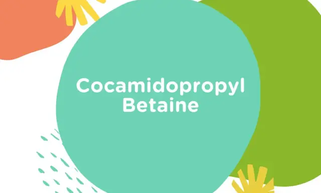 Kolorowe kształty na białym tle, z napisem "Cocamidopropyl Betaine". Składnik ten jest często używany w kosmetykach.