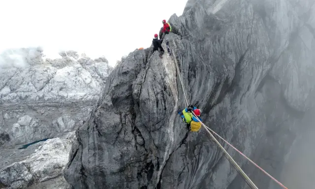 Wspinaczka na piramidę Carstensza. Alpinizm w trudnych warunkach, zmagania z naturą na skalistym szczycie.