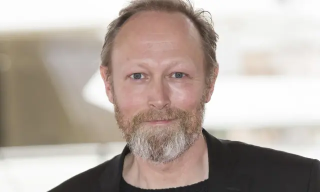 Porträtt av skådespelaren Lars Mikkelsen, känd från filmer och tv-program.