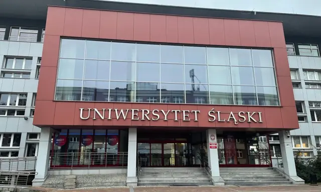 Uniwersytet Śląski w Katowicach, nowoczesny budynek z dużymi oknami i napisem uczelni. Idealne miejsce na studia.