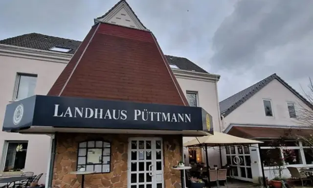 Landhaus Püttmann in Fröndenberg mit Schild und Steinfassade.
