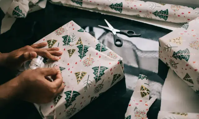 Jak pięknie zapakować prezent w papier? Sekrety profesjonalisty!