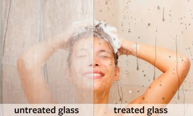 Mampara de ducha con vidrio tratado vs. sin tratar. El lado tratado muestra gotas de agua deslizándose, facilitando su limpieza.