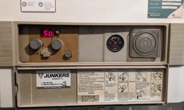 Caldera Junkers con display "50". Para que arranque, tengo que abrir dos grifos. Manómetros y selector de tiempo visibles.