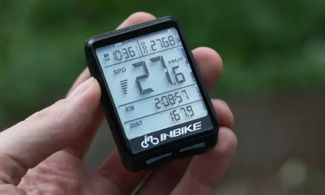 Komputerek rowerowy INBIKE pokazuje 27.6 km/h, 10:36, 2:08:57 i 167.9 km.