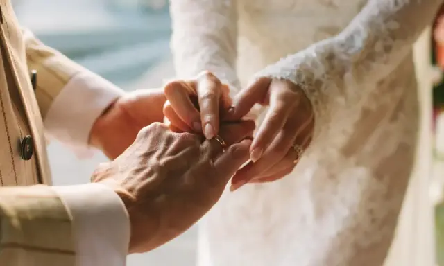 Para młoda wymienia obrączki. Czy można wziąć ślub kościelny bez cywilnego? To pytanie, na które odpowiedź zależy od wielu czynników.