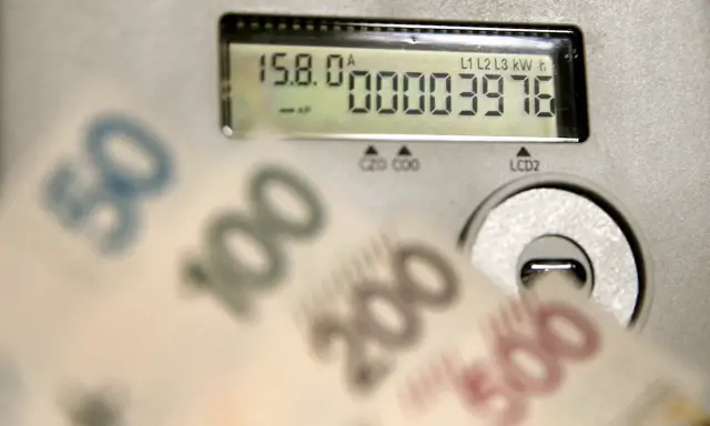 Liczniki energii i banknoty. Czy opłata OZE to kolejny koszt, który musimy ponieść?