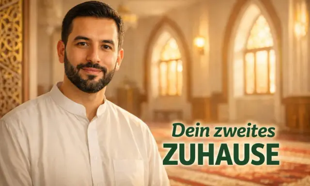 Ein Mann in traditioneller Kleidung lächelt vor einer Moschee. Der Text "Dein zweites Zuhause" und "Al Kabir" sind im Bild zu sehen.